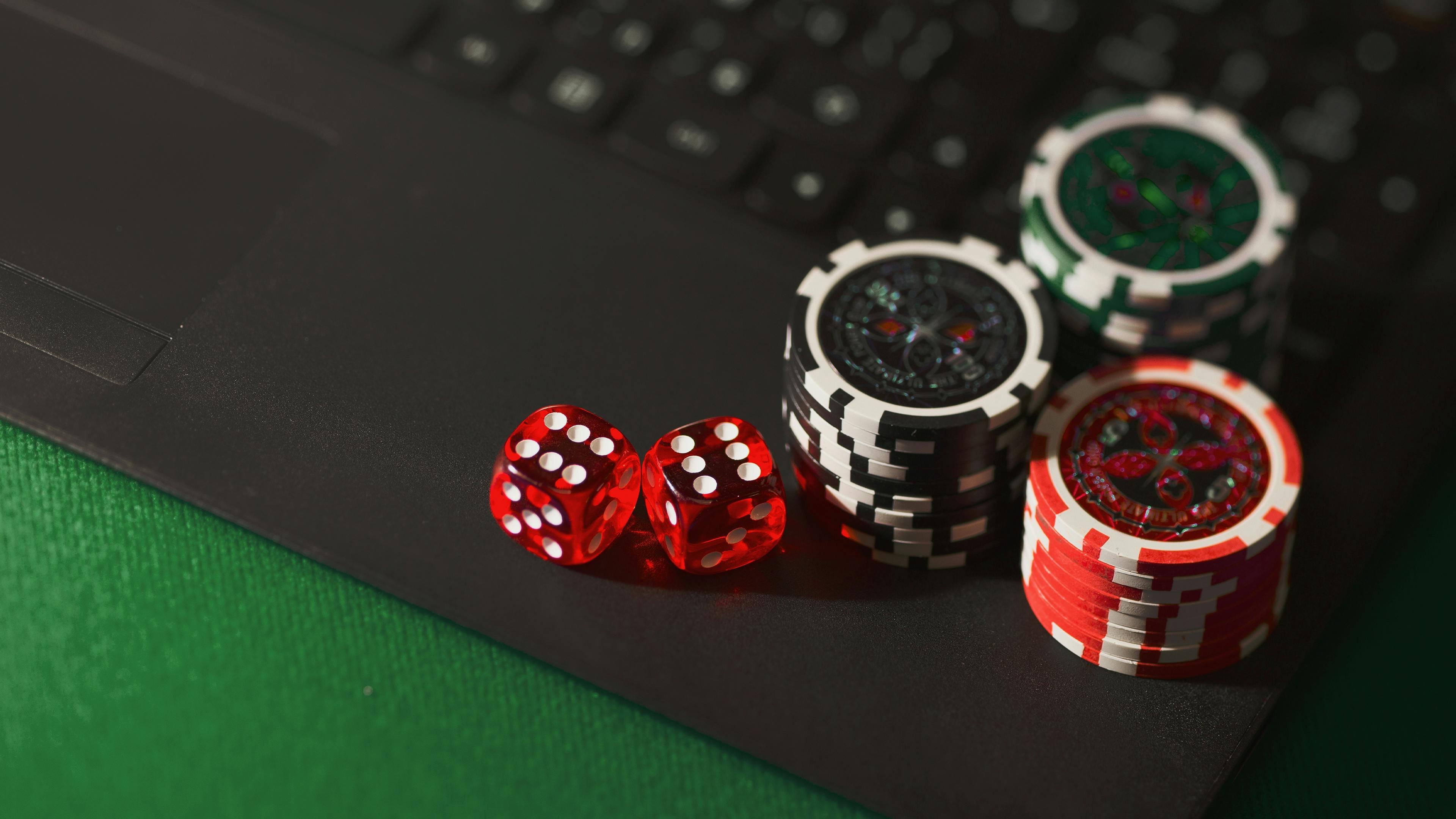 Tampilan Money Train dengan gulungan kredit dan simbol bonus di qqlucky8