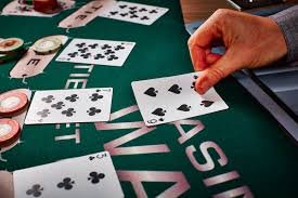 Tampilan papan Speed Blackjack qqlucky8 dengan kartu dealer dan pemain, serta opsi keputusan cepat